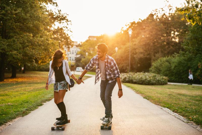 学习滑板的情侣