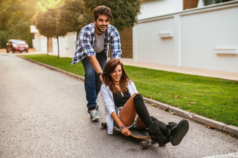 户外玩滑板的情侣