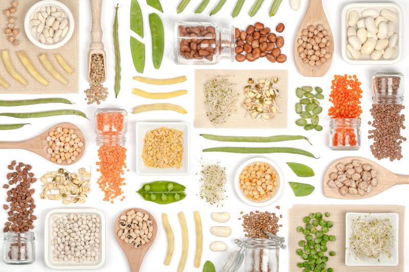 桌子上摆放着各种豆科植物