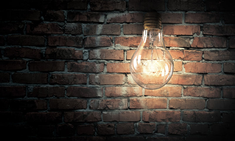 照亮墙壁的灯光