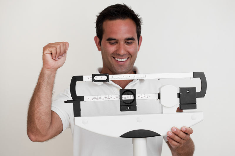 拿着量尺减肥概念