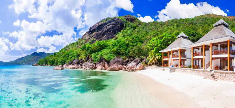 马尔代夫海边美丽的度假小屋