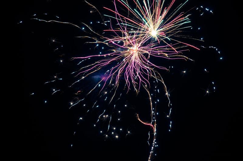 黑色天空中的彩色烟花