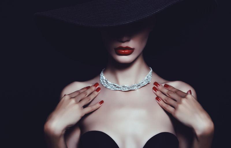 黑色背景下戴礼帽的黑色内衣模特