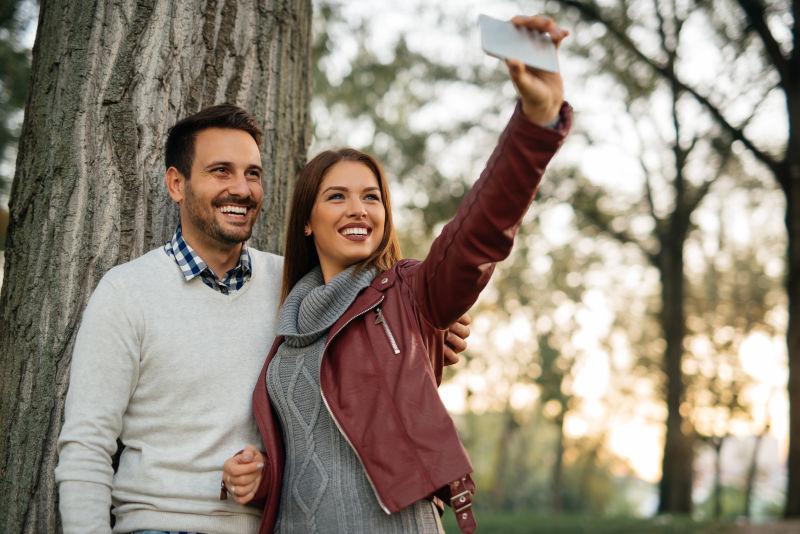 公园里自拍的情侣