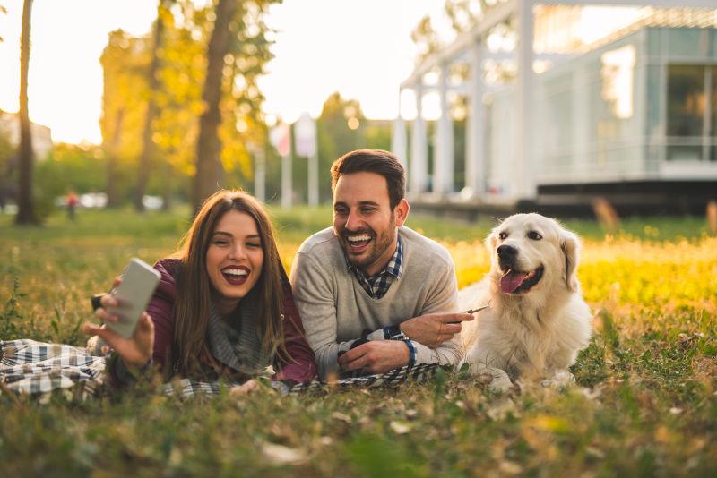 一对幸福的夫妇和狗狗一起自拍