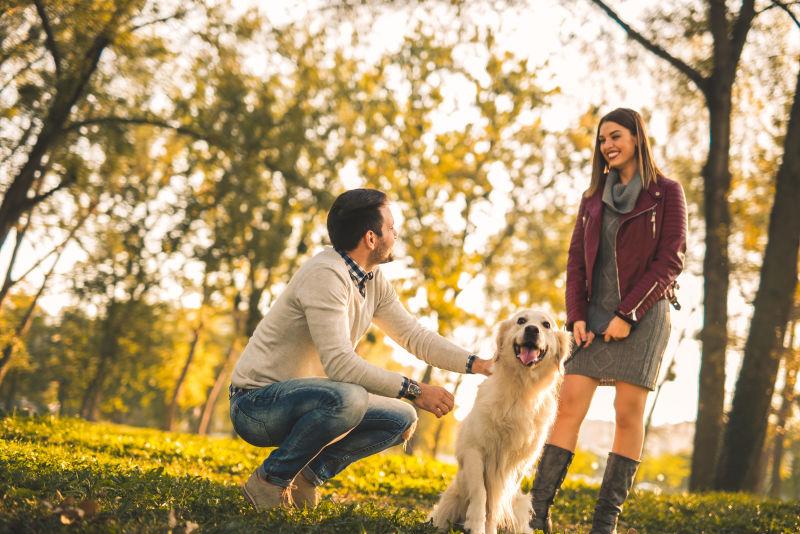 户外和狗狗共度快来时光的夫妇