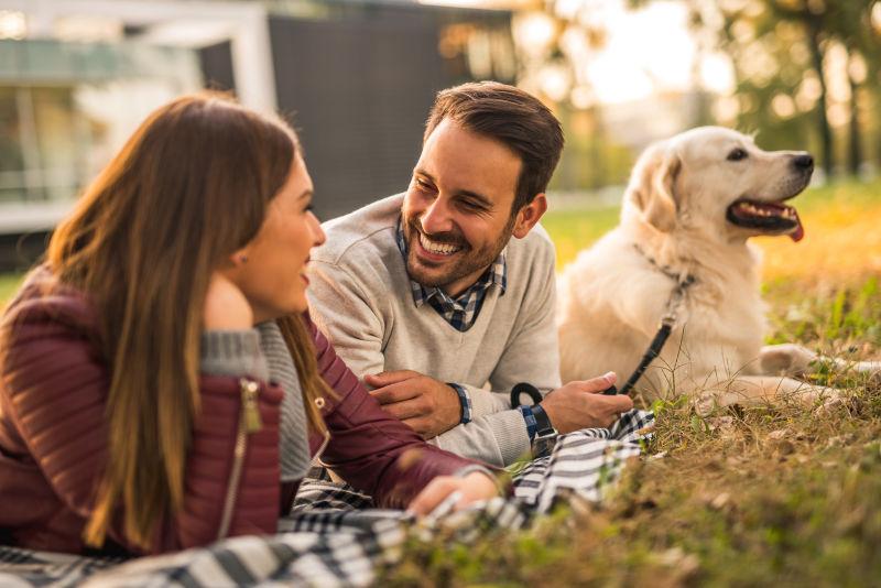 夫妇在公园里和他们的狗度过快乐时光