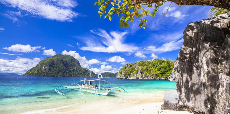 蔚蓝天空下美丽的海滩风景