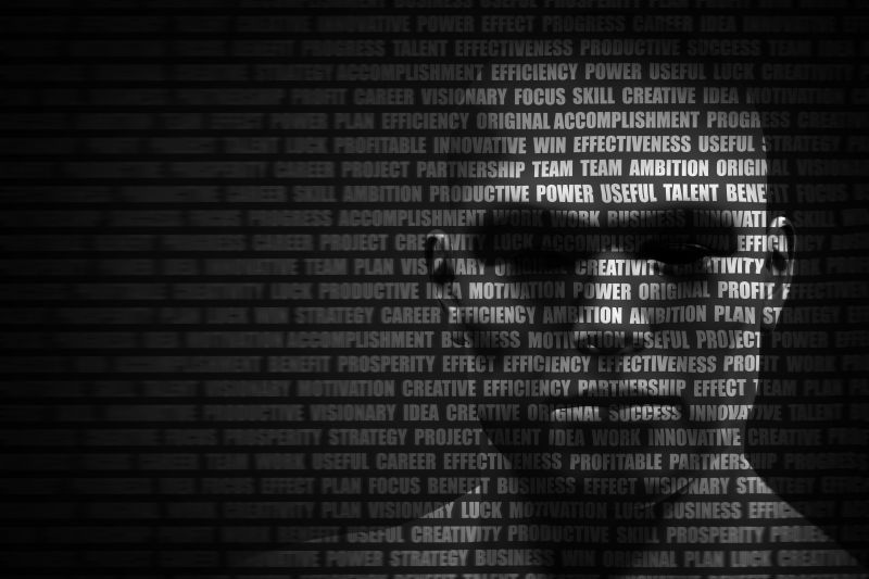 男人脸上掺杂着动机词的流动列表