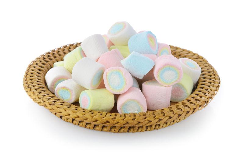 木藤编织筐里的彩色棉花糖