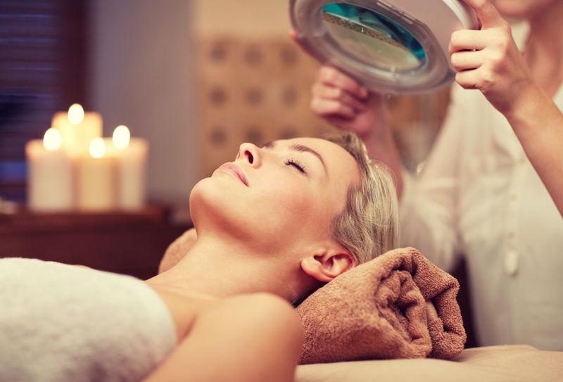 躺在温泉里的年轻女子特写