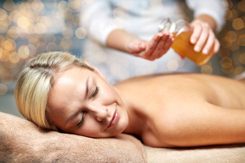 按摩台上的美丽的年轻女子