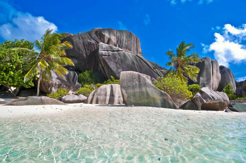 美丽的花岗岩石滩坝