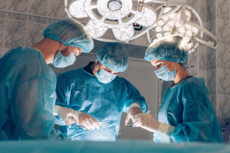 外科医生团队在手术室对病人进行手术