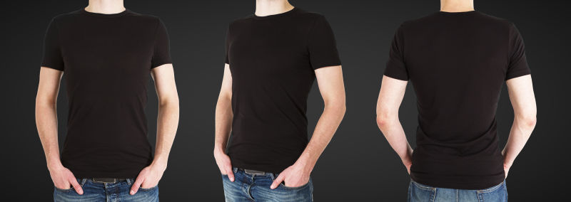 展示黑色T恤的模特