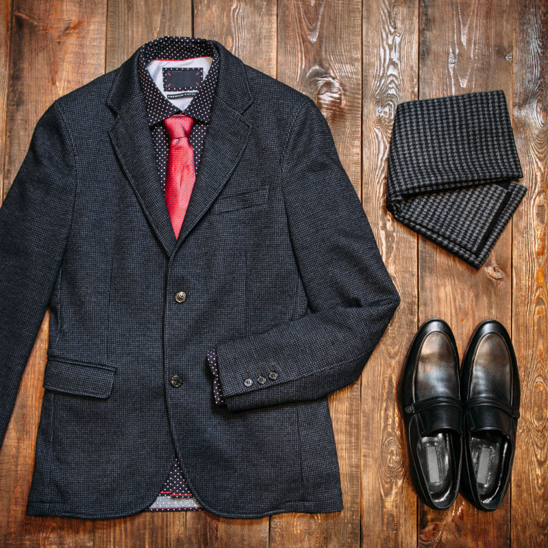 地板上的男士西装皮鞋和围巾