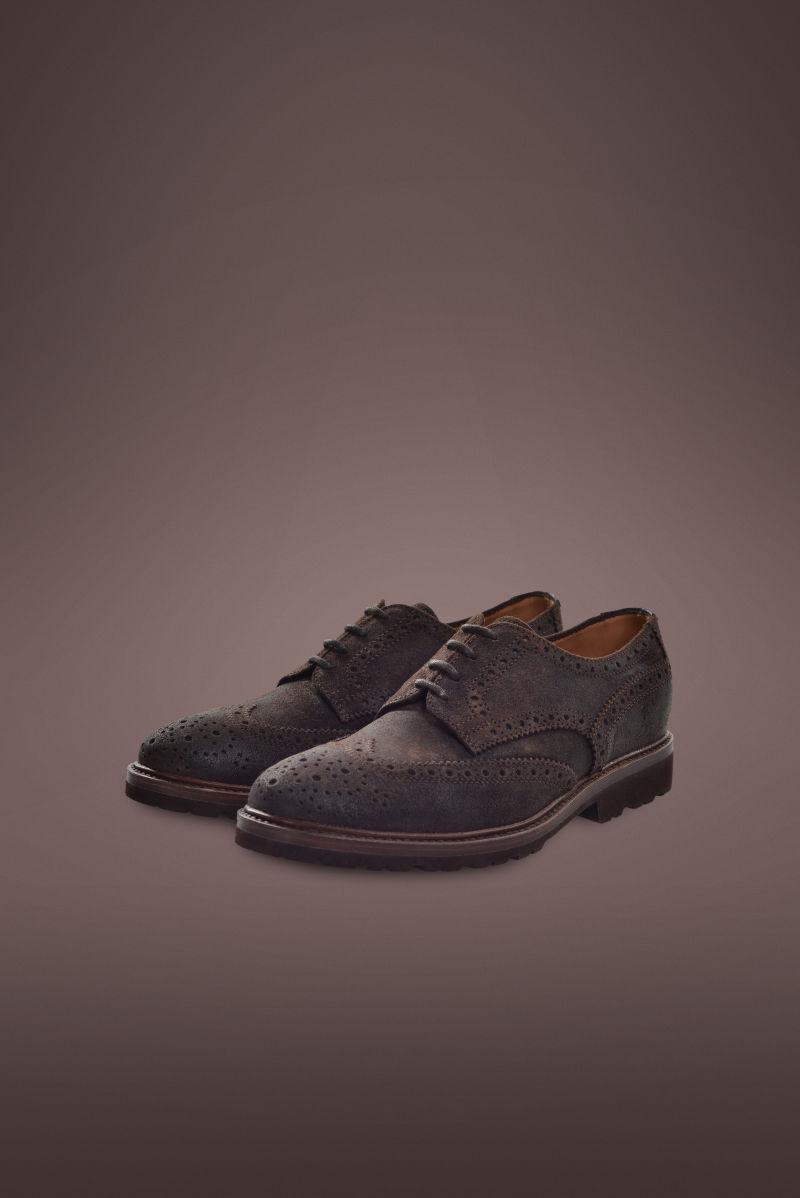 镂空花纹的男士皮鞋