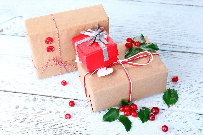 木桌上精致的礼品盒