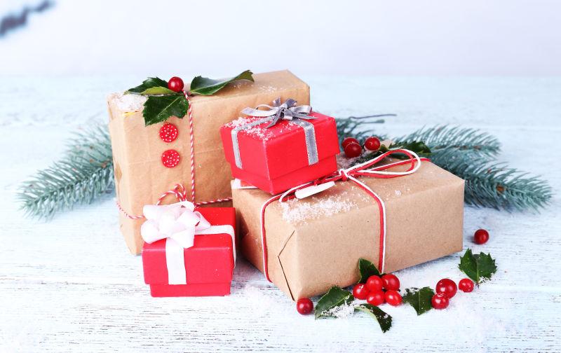 雪地里的圣诞礼品盒