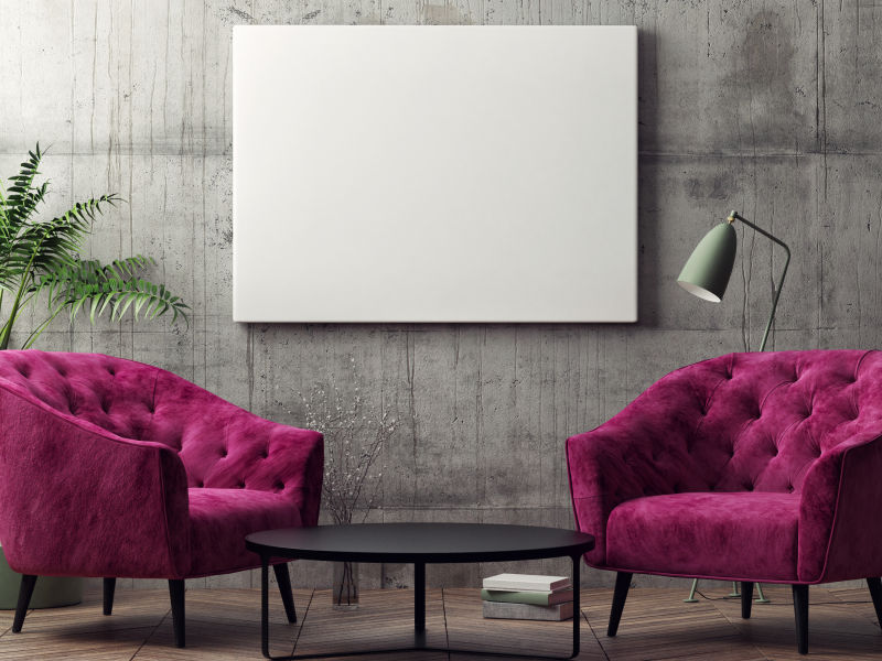 白色画报前的紫色沙发