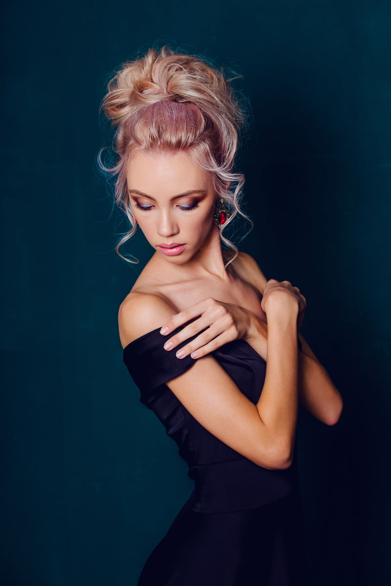 穿着黑色礼服的漂亮女人