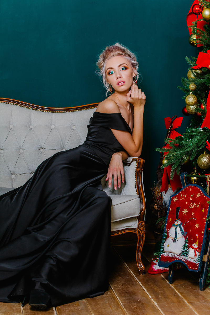 穿着黑色礼服的漂亮女孩