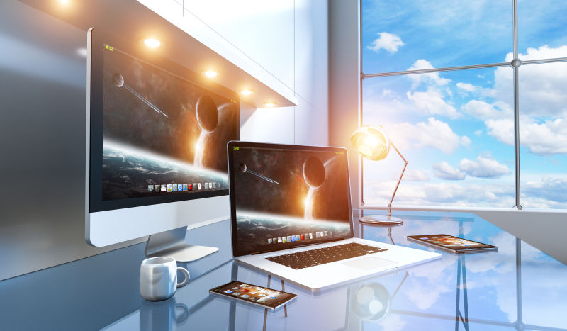 现代办公桌上电脑和通讯设备