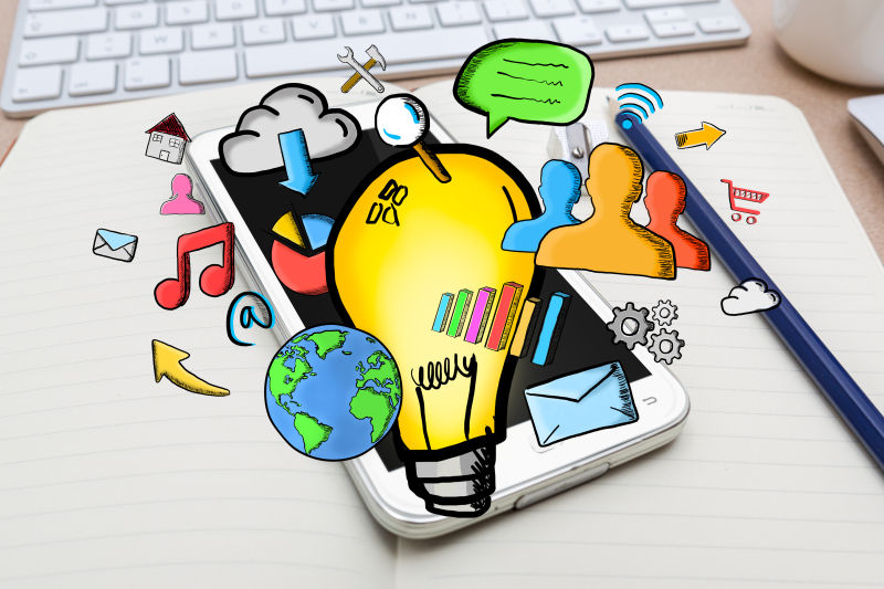 记事本背景上的手绘灯泡和多媒体图标