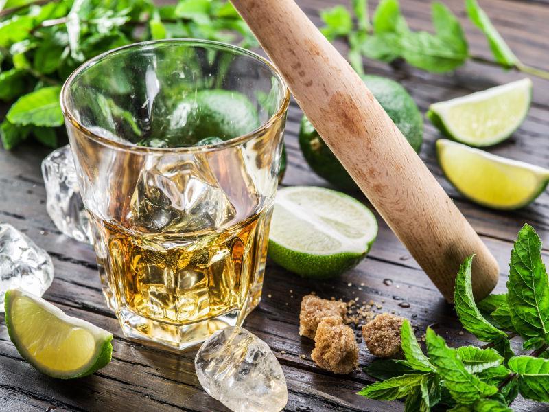 木桌上的莫吉托和柠檬还有青橘子薄荷