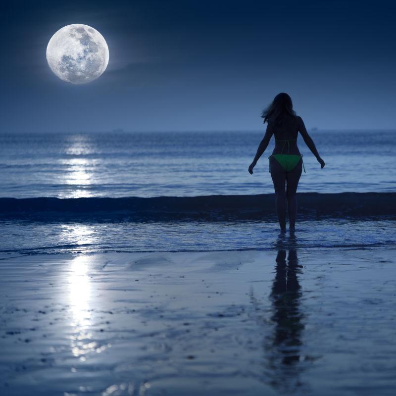 月光下海滩上的女人