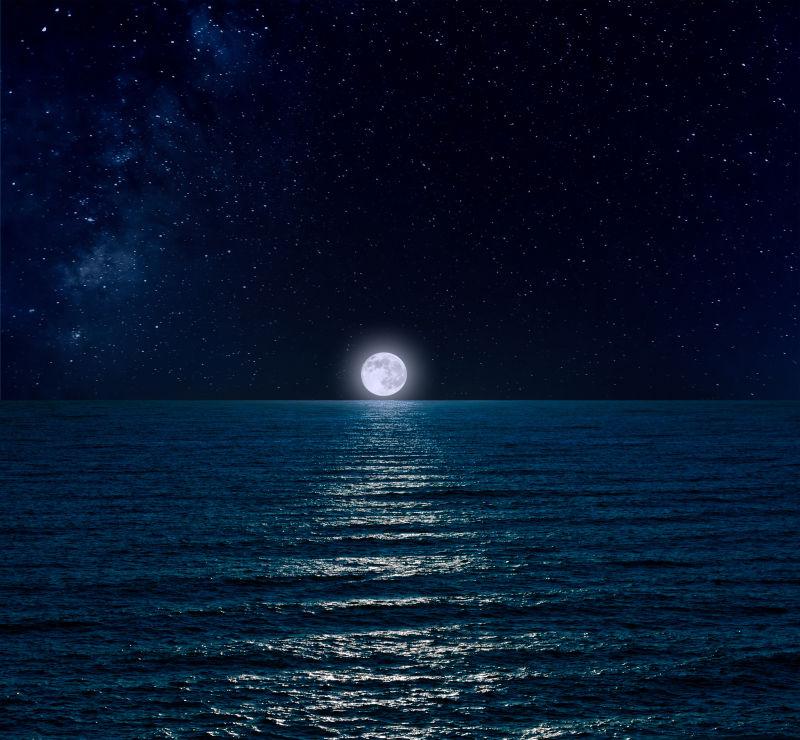 大海上的夜空有满月