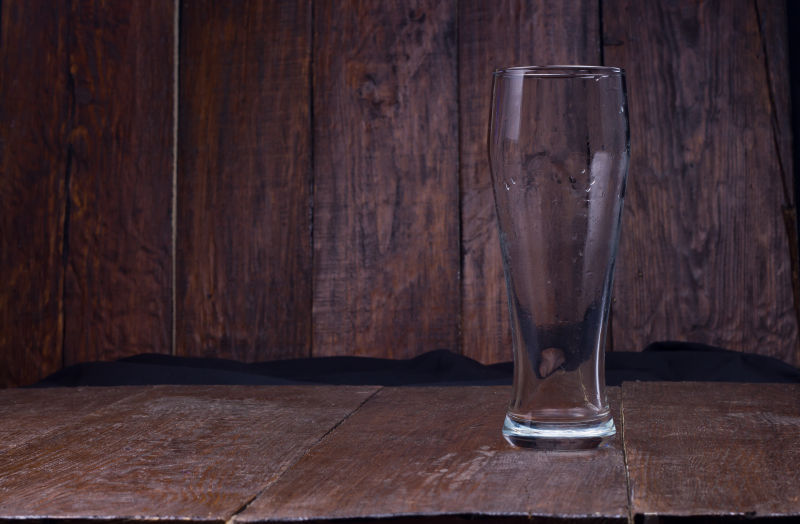 木板上的空玻璃杯