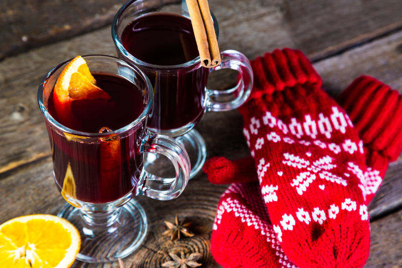 两玻璃杯的葡萄酒