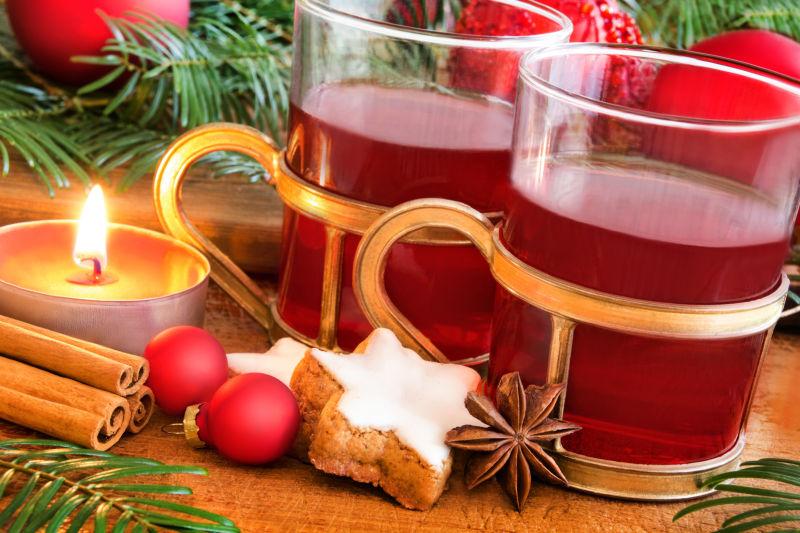 桌上摆放的燃烧的蜡烛和两杯葡萄酒