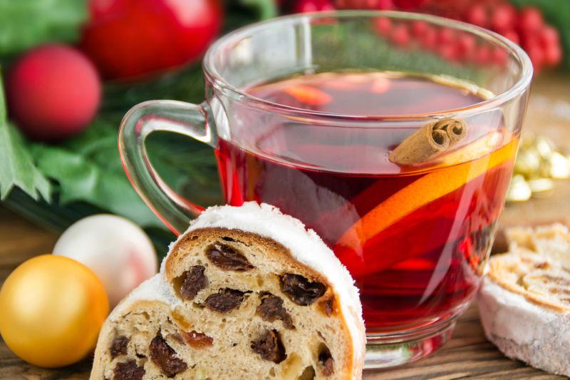 加糖的葡萄干面包和一杯葡萄酒