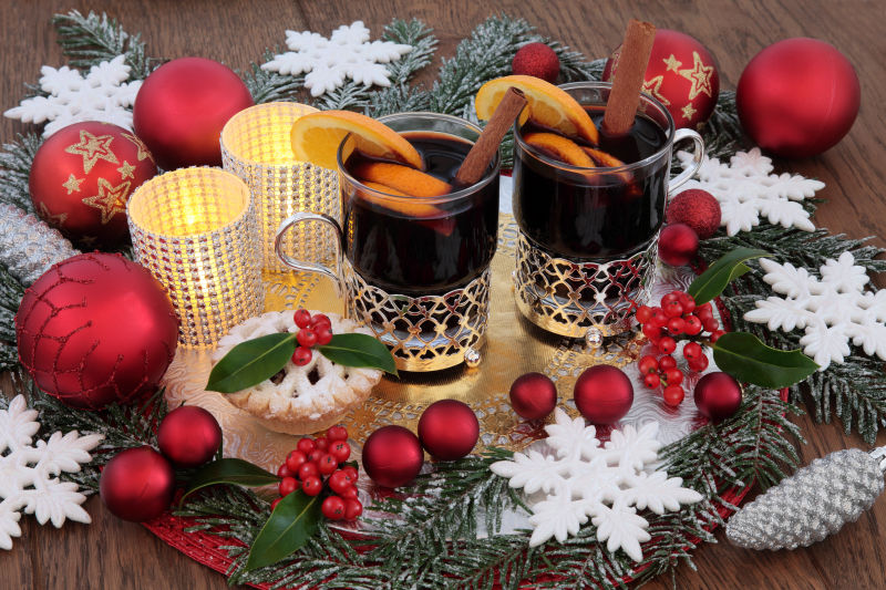 葡萄酒里带着柠檬片与雪茄