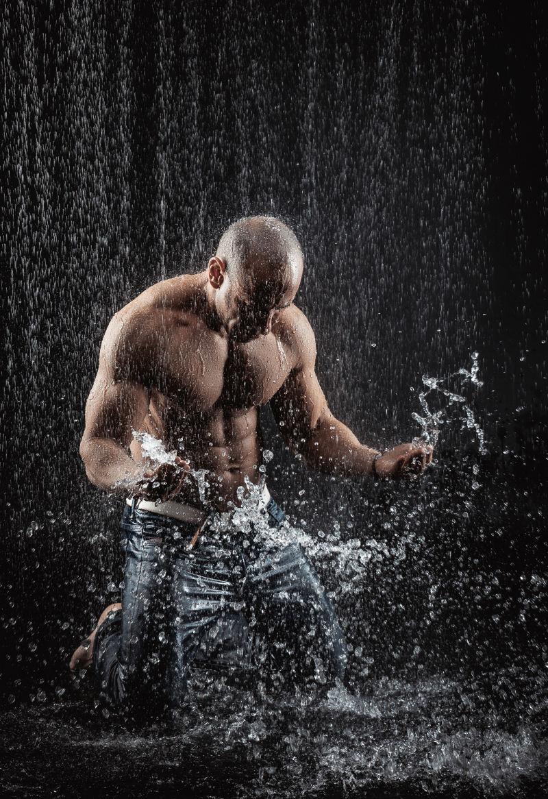 下雨天跪在地下的男人