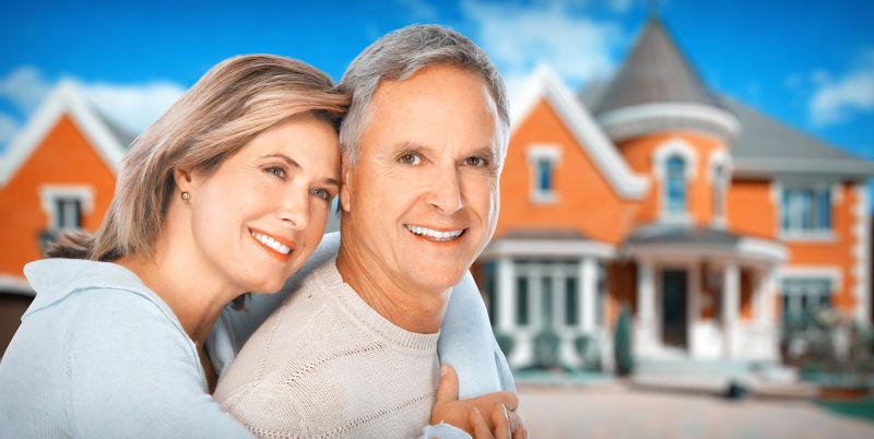 新房附近的老夫妇