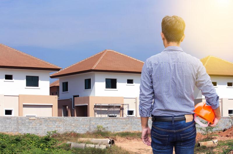 住宅工程师在新建住宅小区监工