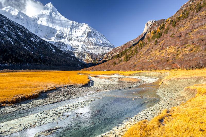自然山区流动的河流