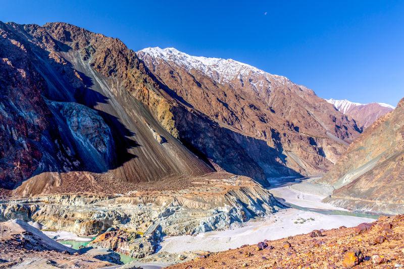 在美丽的自然山地徒步旅行