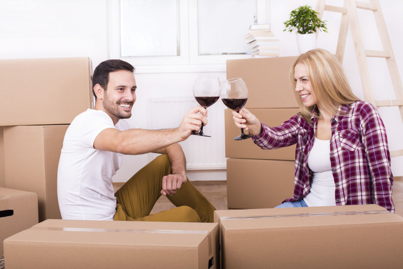 搬家后的夫妇举杯庆祝