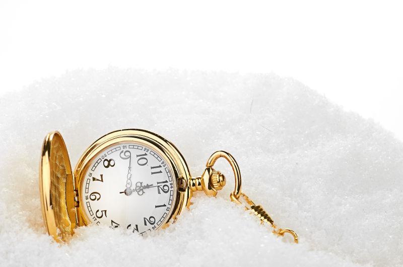 雪地上金色的怀表