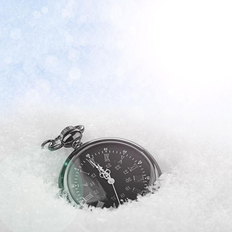 雪上黑色的怀表