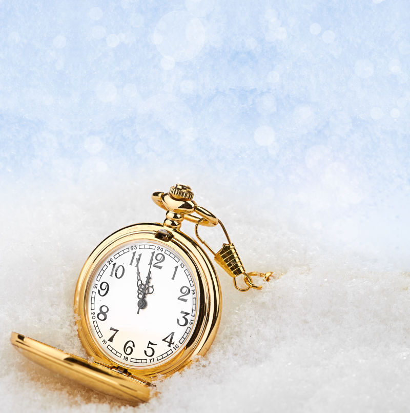 漂亮的金色怀表在雪地上