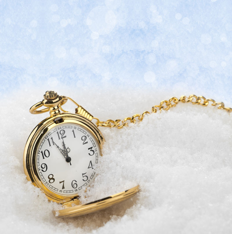 金色怀表在雪地上