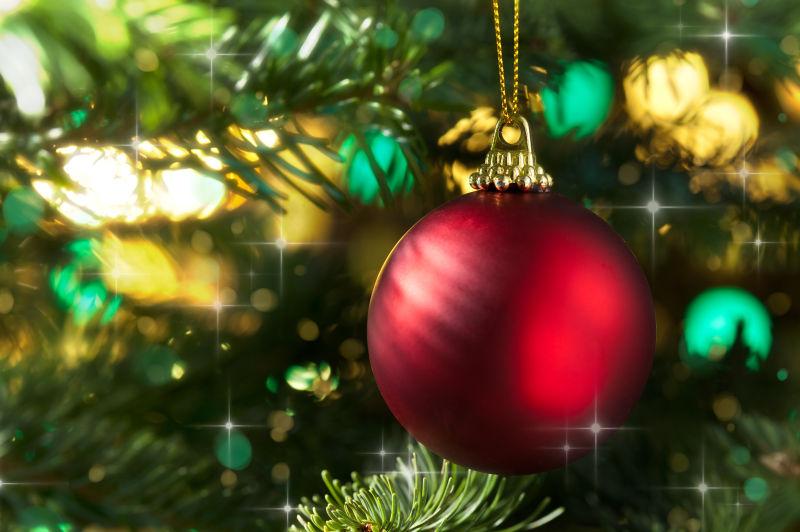 圣诞树上的红色的装饰球