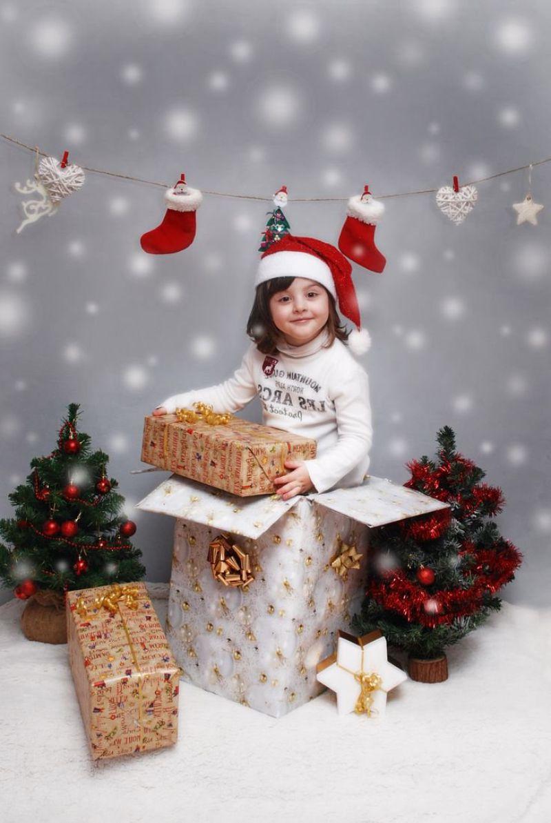 拿着圣诞礼物的金发小女孩