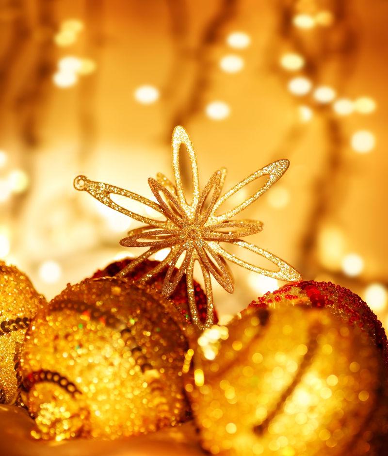 金色背景下的圣诞装饰品